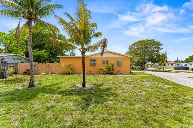 610 SW 10th Court, Deerfield Beach, FL 33441