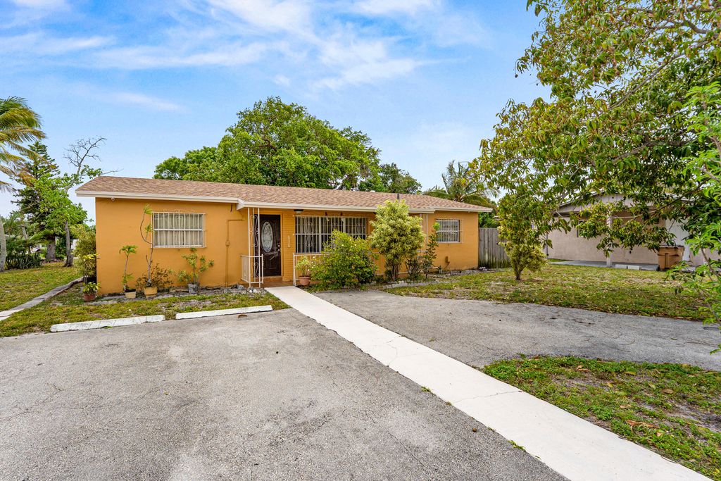 610 SW 10th Court, Deerfield Beach, FL 33441