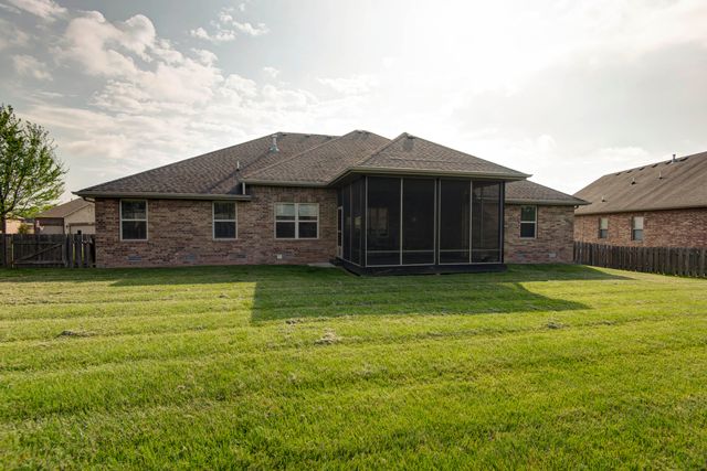 1637 N Waterstone Avenue, Springfield, MO 65802