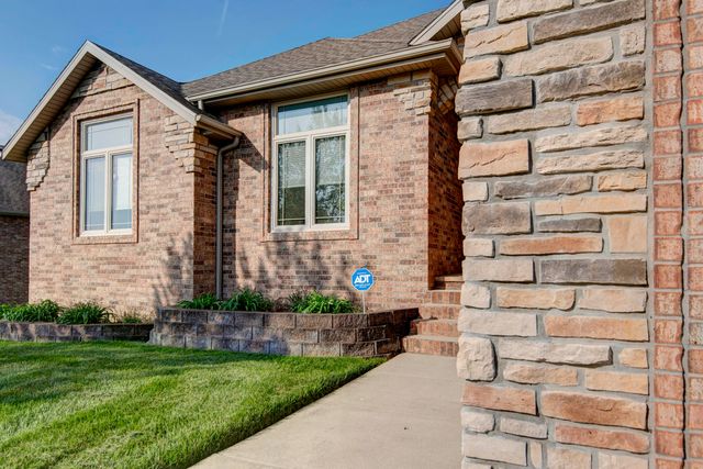 1637 N Waterstone Avenue, Springfield, MO 65802