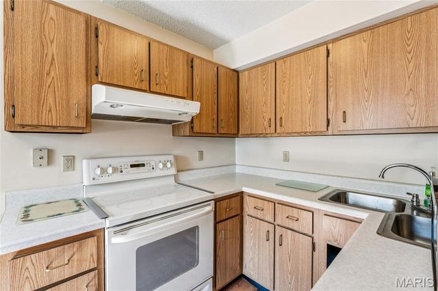 429 Far Hill Drive, Ballwin, MO 63021
