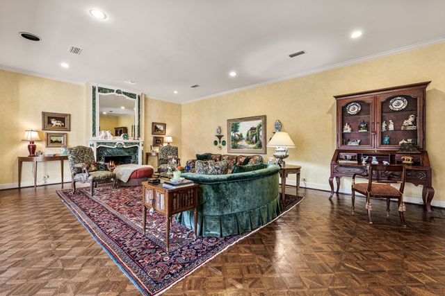 17 Stonecourt Circle, Dallas, TX 75225