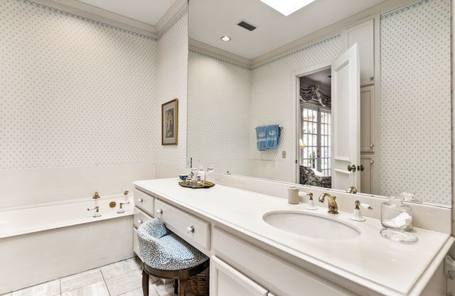 17 Stonecourt Circle, Dallas, TX 75225