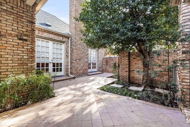 17 Stonecourt Circle, Dallas, TX 75225
