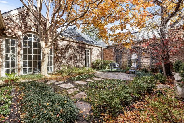 17 Stonecourt Circle, Dallas, TX 75225