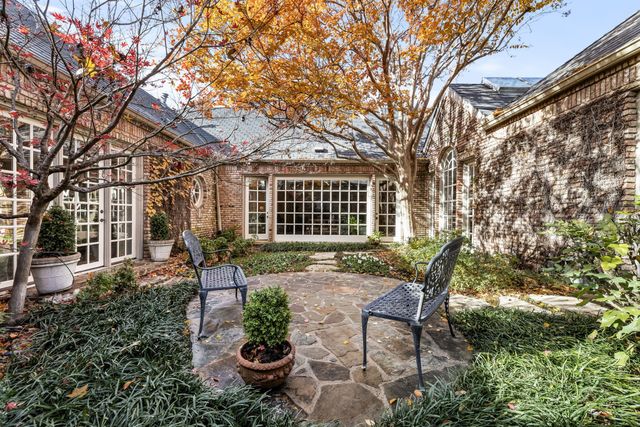 17 Stonecourt Circle, Dallas, TX 75225
