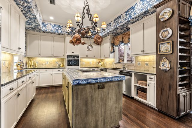 17 Stonecourt Circle, Dallas, TX 75225