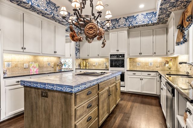 17 Stonecourt Circle, Dallas, TX 75225