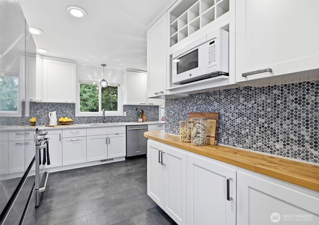 9402 36th Avenue SW, Seattle, WA 98126