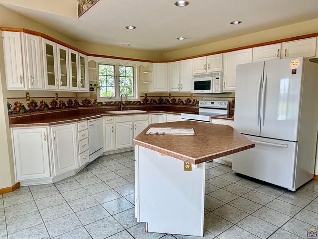 2027 SW West Trail RD, Topeka, KS 66615