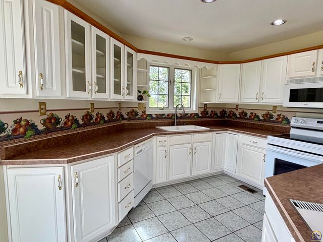 2027 SW West Trail RD, Topeka, KS 66615