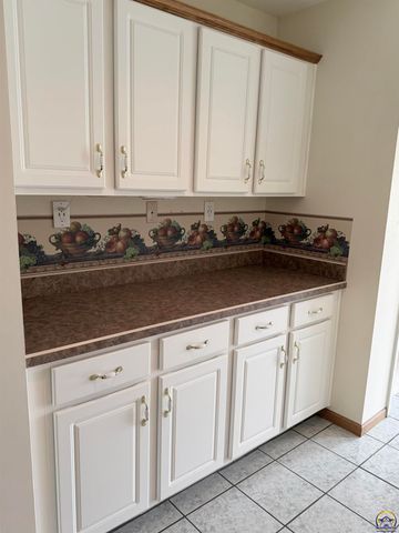 2027 SW West Trail RD, Topeka, KS 66615