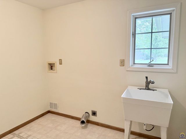 2027 SW West Trail RD, Topeka, KS 66615