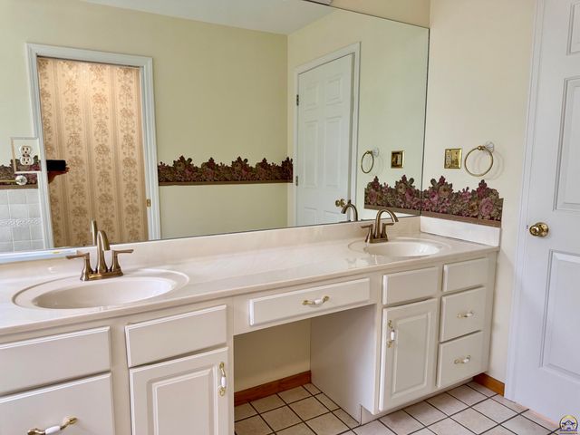 2027 SW West Trail RD, Topeka, KS 66615