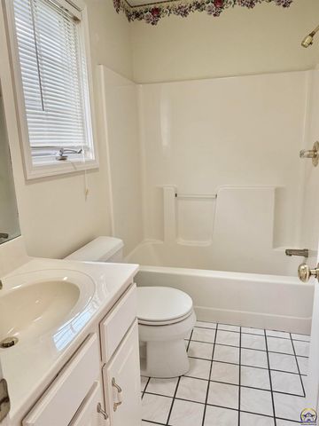 2027 SW West Trail RD, Topeka, KS 66615