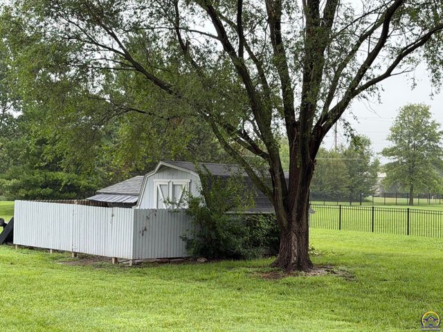 2027 SW West Trail RD, Topeka, KS 66615