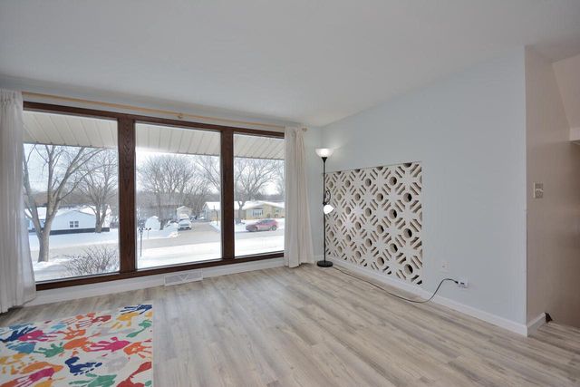 5005 S Menard DRIVE, New Berlin, WI 53151