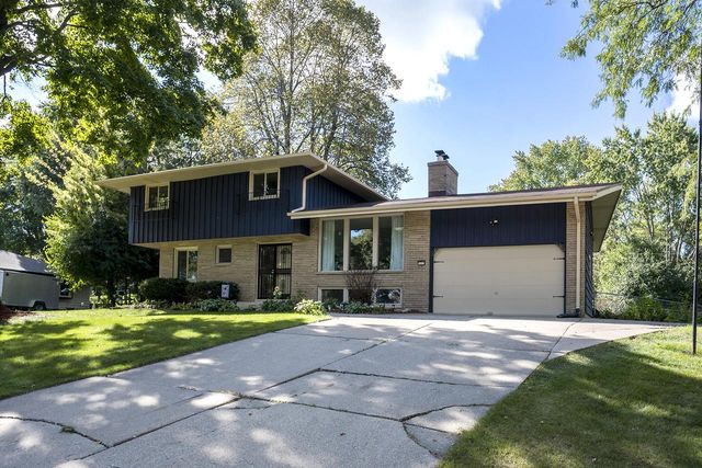 5005 S Menard DRIVE, New Berlin, WI 53151