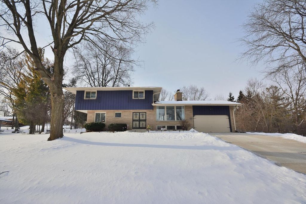 5005 S Menard DRIVE, New Berlin, WI 53151