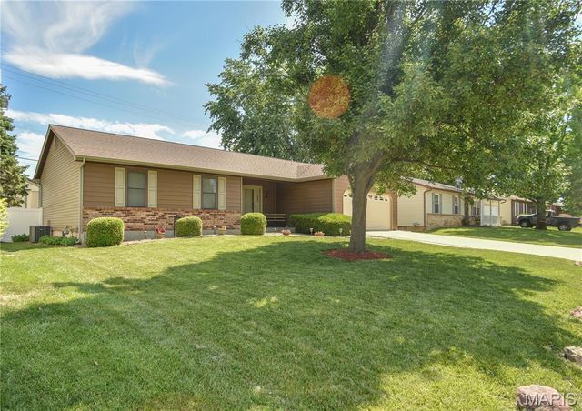 8 W Sunny Wood Court, St Peters, MO 63376