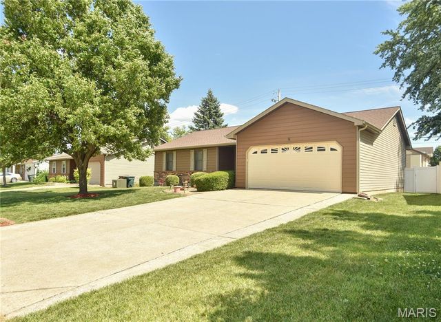 8 W Sunny Wood Court, St Peters, MO 63376