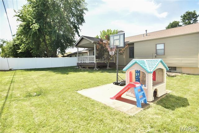 8 W Sunny Wood Court, St Peters, MO 63376