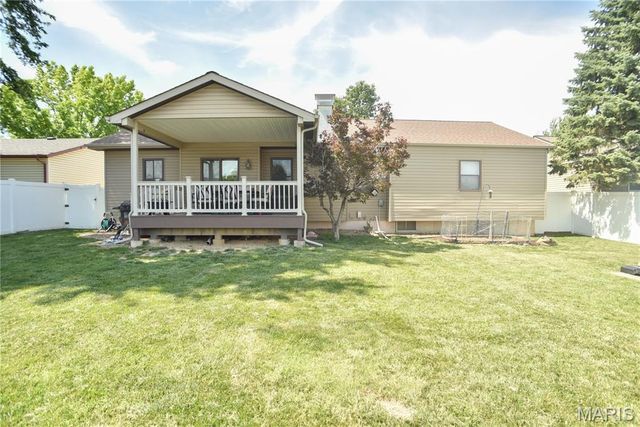 8 W Sunny Wood Court, St Peters, MO 63376
