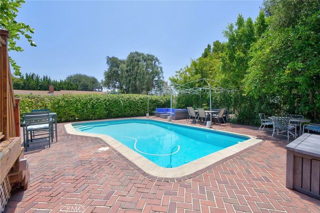 300 W Laurel Avenue, Sierra Madre, CA 91024