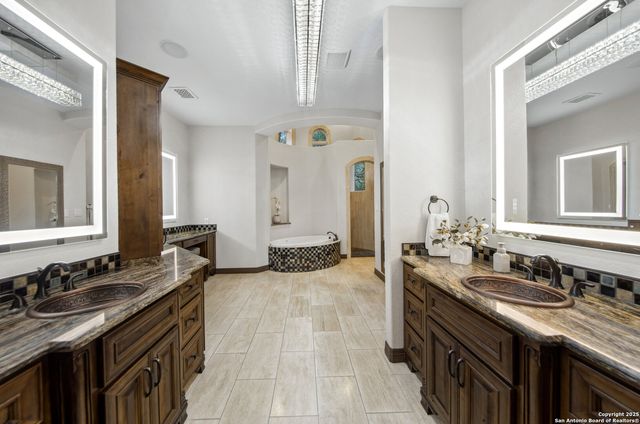 11118 ANAQUA SPGS, Boerne, TX 78006