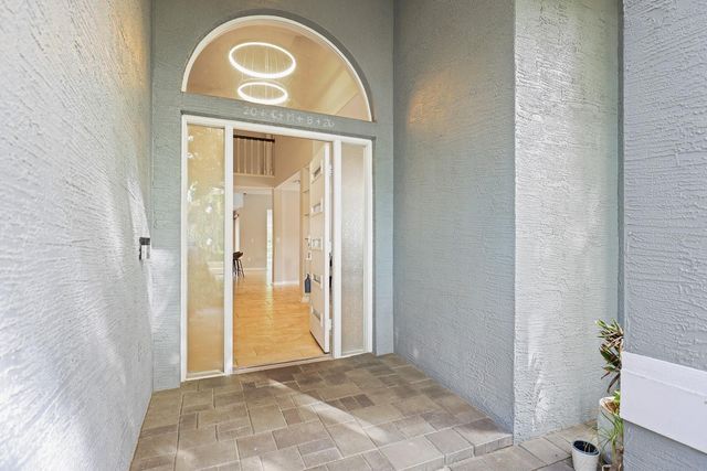 5208 LAUREL POINTE DRIVE, Valrico, FL 33596