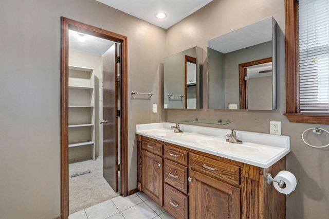 922 E Manchester Drive, Springfield, MO 65810