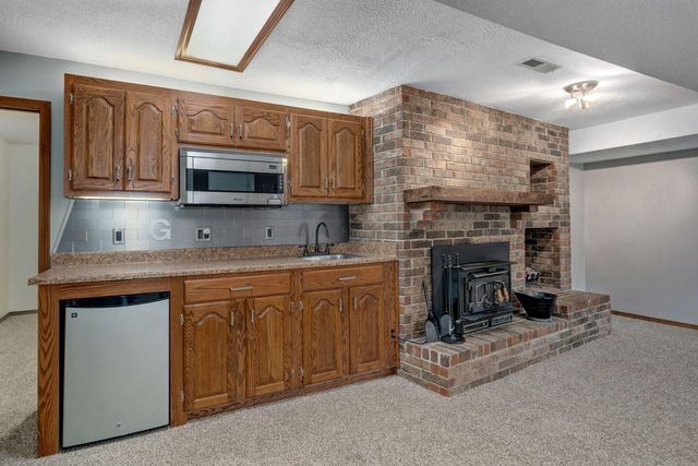 922 E Manchester Drive, Springfield, MO 65810