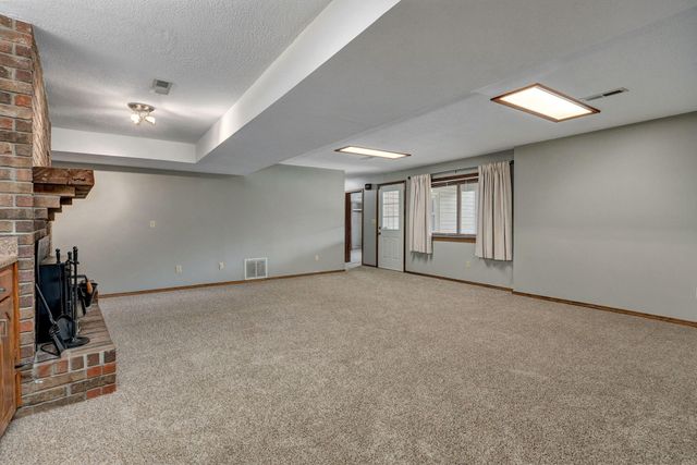 922 E Manchester Drive, Springfield, MO 65810