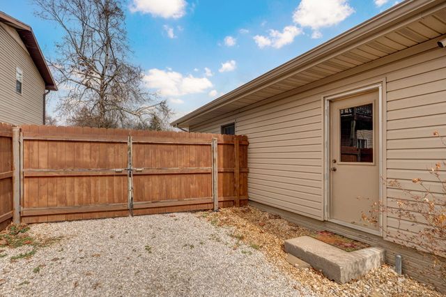 922 E Manchester Drive, Springfield, MO 65810