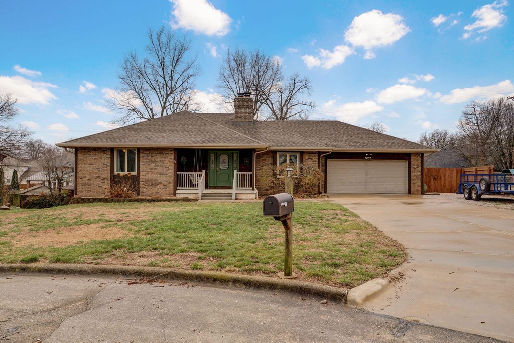 922 E Manchester Drive, Springfield, MO 65810