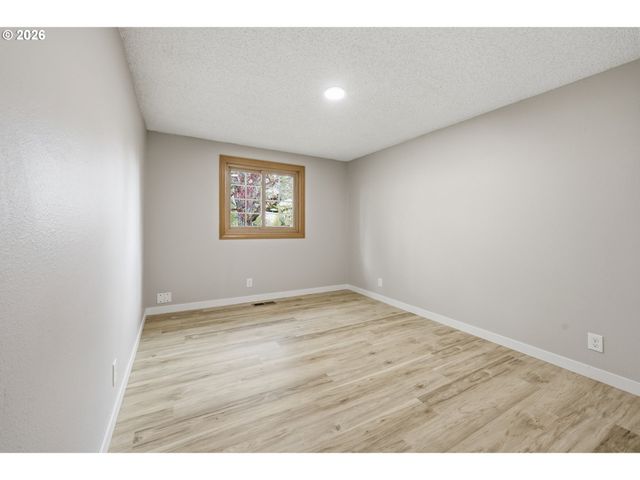 4986 CHAN St, Salem, OR 97306