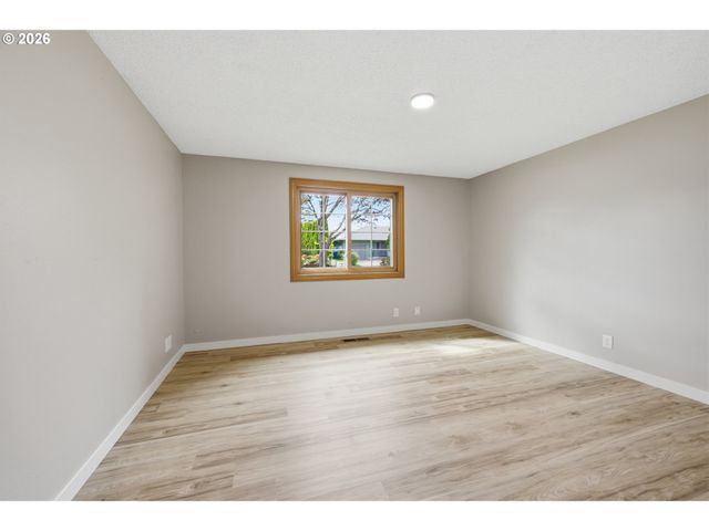 4986 CHAN St, Salem, OR 97306