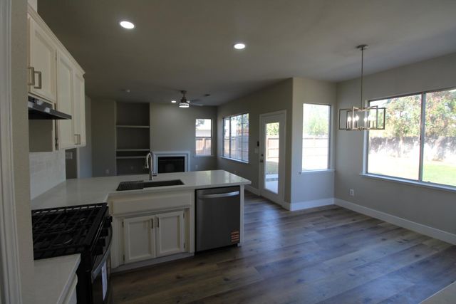 2117 Goshen Avenue, Clovis, CA 93611