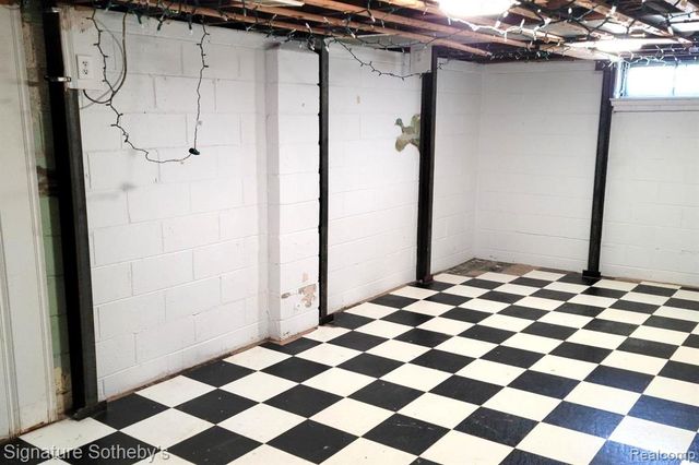 22703 Ridgeway Street, Saint Clair Shores, MI 48080