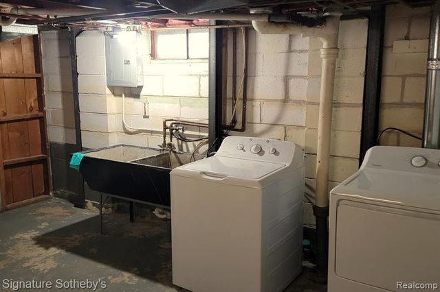 22703 Ridgeway Street, Saint Clair Shores, MI 48080