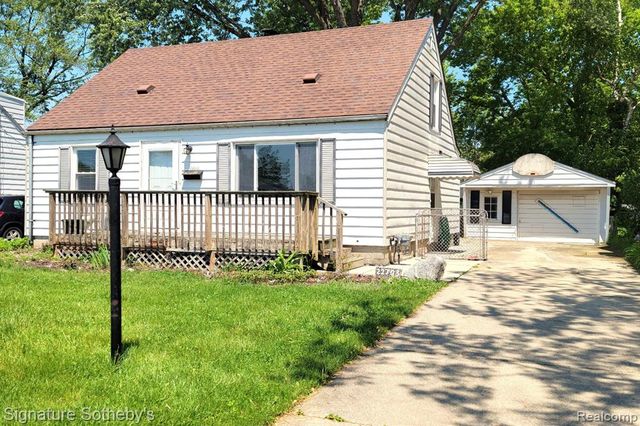 22703 Ridgeway Street, Saint Clair Shores, MI 48080