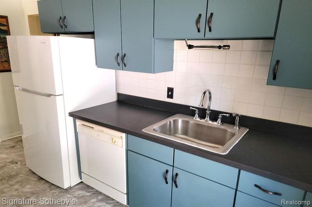 22703 Ridgeway Street, Saint Clair Shores, MI 48080