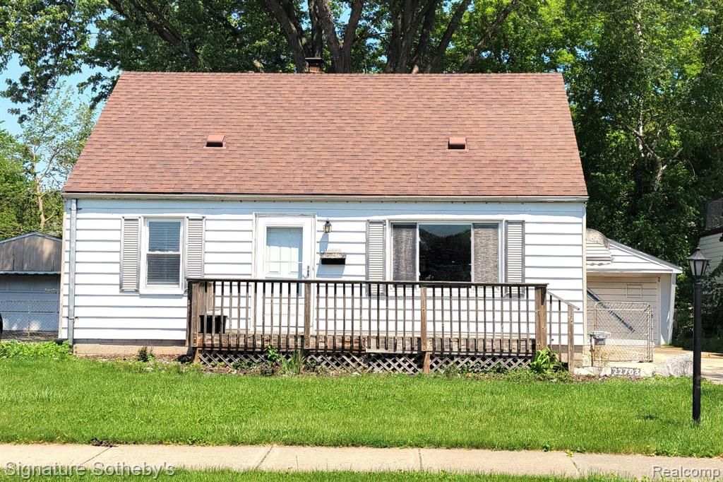 22703 Ridgeway Street, Saint Clair Shores, MI 48080