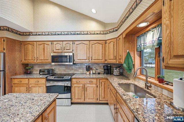 164 Leach Avenue, Park Ridge, NJ 07656