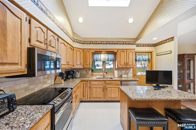 164 Leach Avenue, Park Ridge, NJ 07656