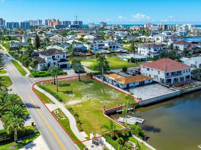 10337 Vanderbilt DR, Naples, FL 34108