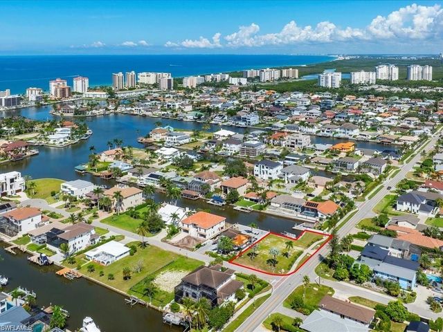 10337 Vanderbilt DR, Naples, FL 34108