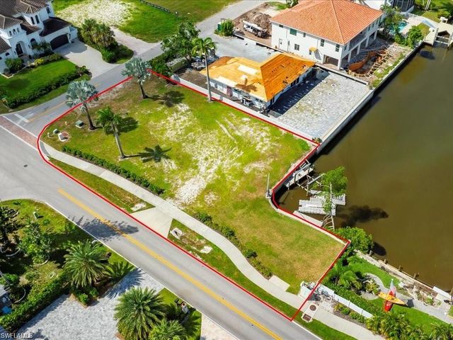 10337 Vanderbilt DR, Naples, FL 34108