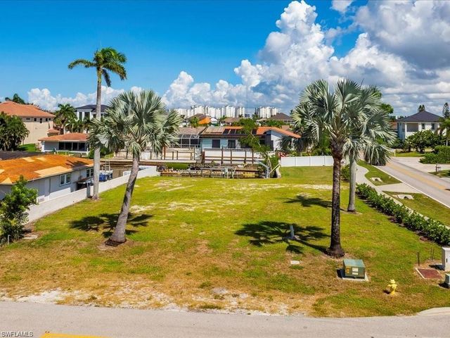 10337 Vanderbilt DR, Naples, FL 34108