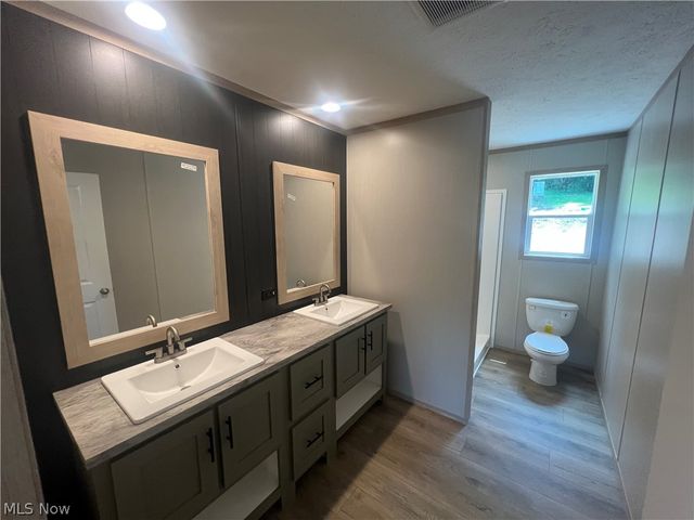 1055 May Road, East Liverpool, OH 43920